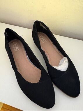TOMS Black Women's Pointed Slip-On Flats